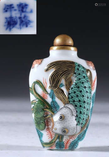 QIANLONG MARK FAMILLE ROSE GLAZE FISH SNUFF BOTTLE