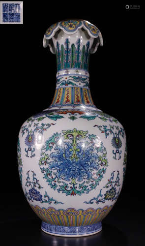 DOUCAI GLAZE FLOWER PATTERN VASE