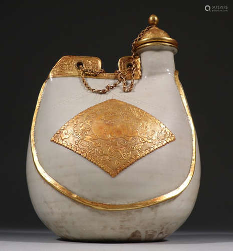 DINGYAO WHITE PORCELAIN WITH GILT SILVER POT