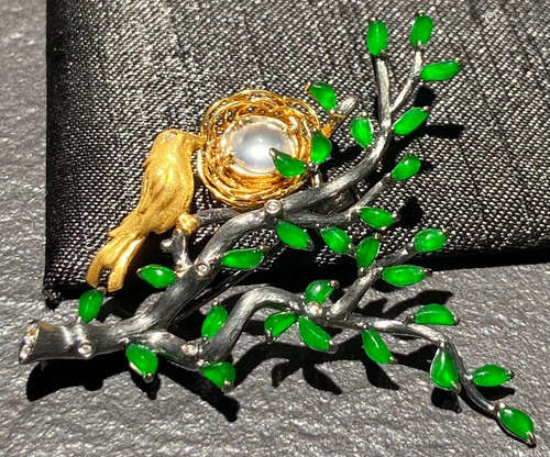 18K GOLD WITH JADEITE BROOCH