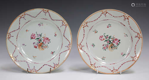 A pair of Chinese famille rose export porcelain plates, Qian...