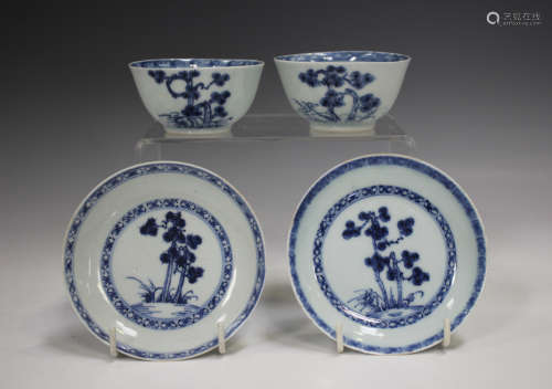 A pair of Chinese Nanking Cargo blue and white export porcel...