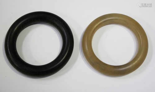 Two Chinese horn circular bangles, diameters 8.7cm and 9.2cm...