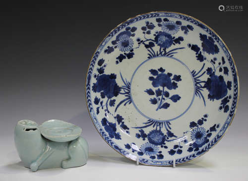 A Chinese blue and white export porcelain saucer dish, Kangx...