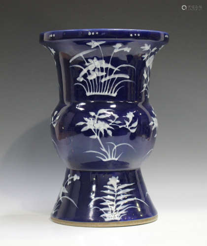 A Chinese blue and white porcelain beaker vase, Qing dynasty...