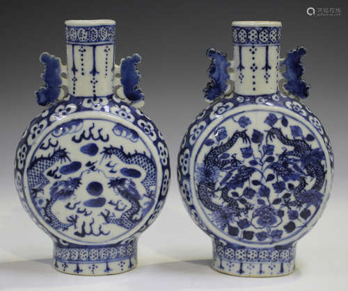 A pair of Chinese blue and white porcelain moonflasks, late ...