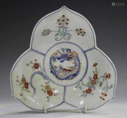 A Japanese Kakiemon porcelain trefoil dish, Edo period, of p...
