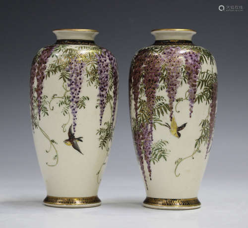 A pair of Japanese Satsuma earthenware vases, Meiji/Taisho p...