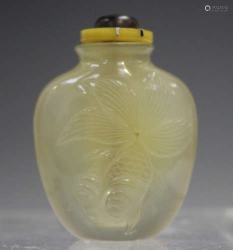 A Chinese agate snuff bottle, 20th century, of flattened ovo...