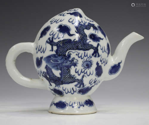 A Chinese blue and white Cadogan teapot, 20th century, the p...