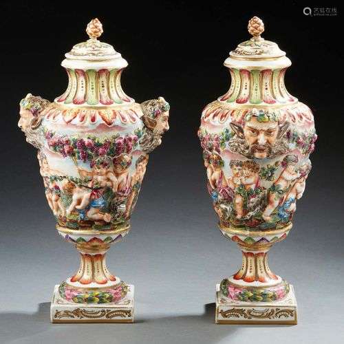 PAIRE DE VASES COUVERTS en porcelaine polychrome ;…