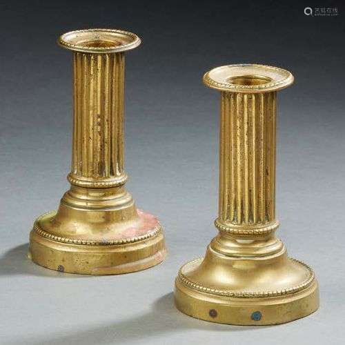 PAIRE DE PETITS BOUGEOIRS DE TOILETTE en bronze do…