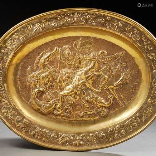 PLAT D'OFFRANDE en laiton repoussé ; de forme oval…