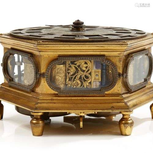 RARE PENDULE de table en bronze ou laiton gravé, d…