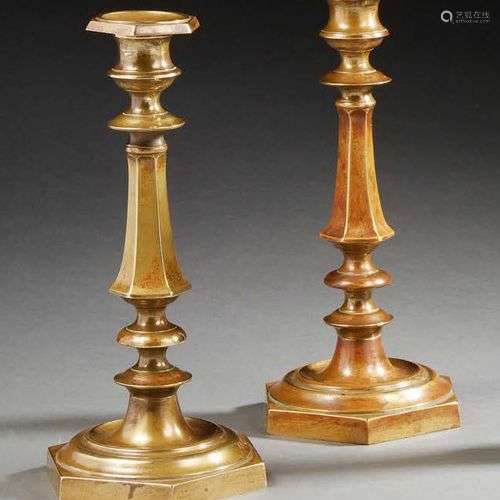 PAIRE DE BOUGEOIRS en bronze ; les binets hexagona…