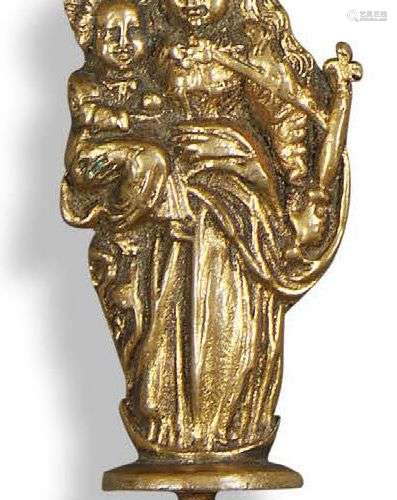 VIERGE À L'ENFANT en bronze doré. Debout sur un cr…