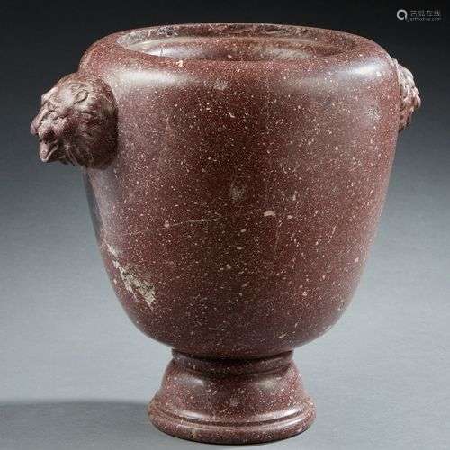 RARE VASE en porphyre d'Egypte ; la panse ovoïde à…