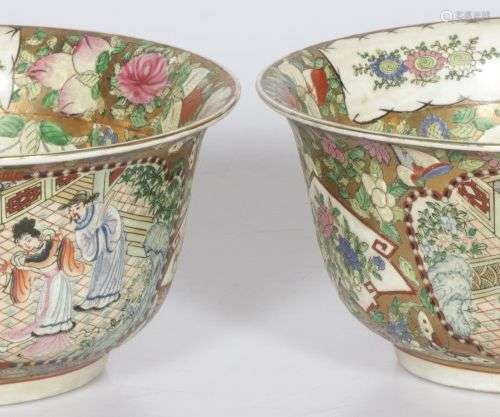 A lot with (2) cachepots with Canton-decor, China, late 20th...