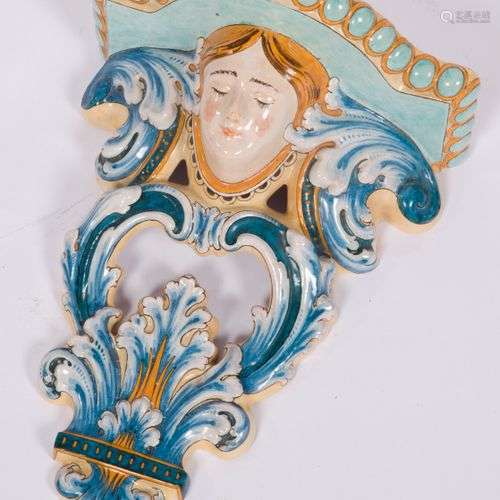 Een gepolychromeerd majolica wall corbel, France, 20th centu...