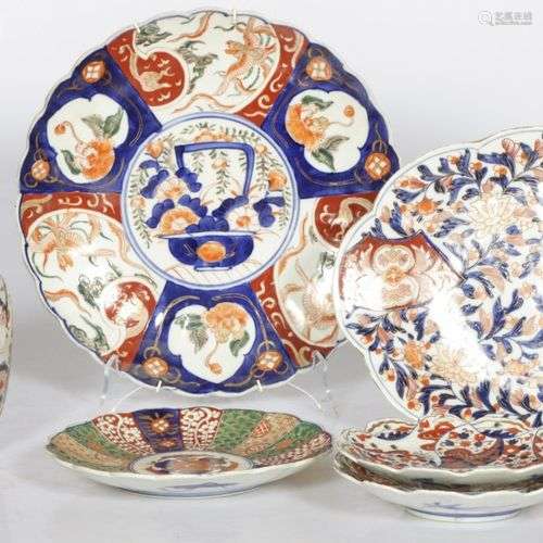 A lot comprising (6) Imari saucers, chargers and a vase, 19t...