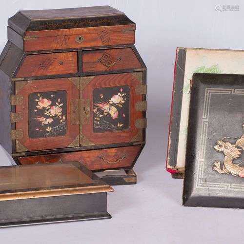 A lot comprising (3) various laquerwork items, China, 20th c...