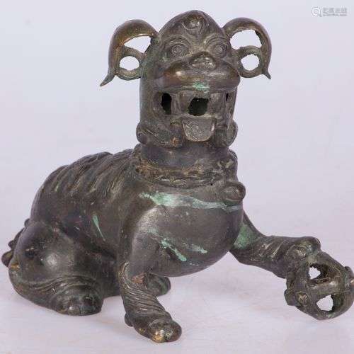 A bronze foo dog, China, 19th/20th century.