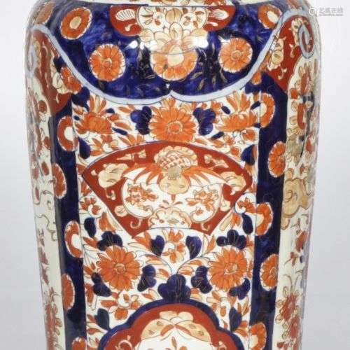 A large Japanese Imari vase, 20th century.