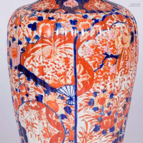 A tall baluster vase with Imari decor, Japan, early 20th cen...