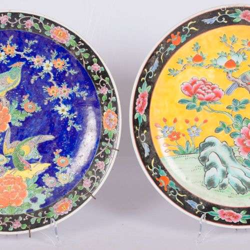 A lot with (2) porcelain chargers with floral decoration, Ja...