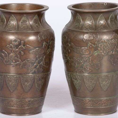 A set of (2) decorative vases, China, 1st half 20th century.