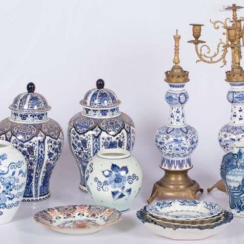 A lot comprised of various Delft(?) earthenware, Dutch, 20th...