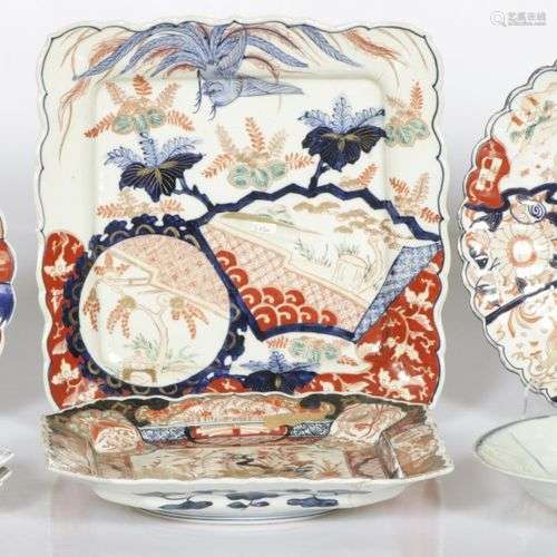 A lot with various Asian porcelain items a.w. (4) Imari char...