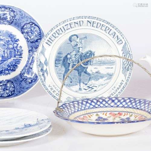 A lot comprised of (14) various porcelain and earthenware it...