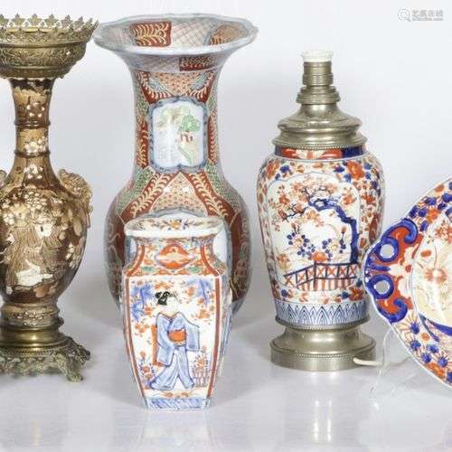 A lot comprising various Imari objects, Japan, 1st half 20th...