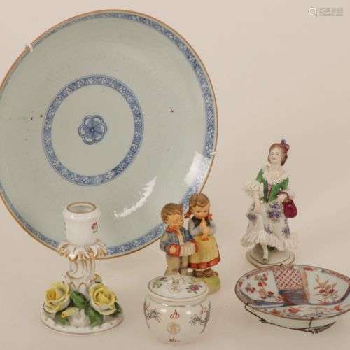 A lot comprised of various porcelain items, including a Chin...