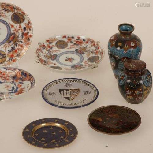 A lot with various Asian items a.w. cloisonné objects and po...