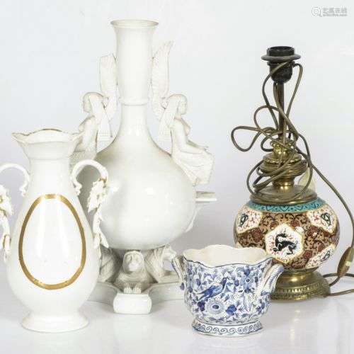 A lot comprised of various porcelain and earthenware items, ...