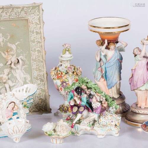 A lot comprised of various porcelain items, a.w. a porcelain...