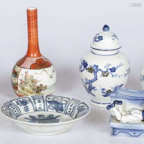 A lot comprising various porcelain items, a.o. (2) Satsuma s...