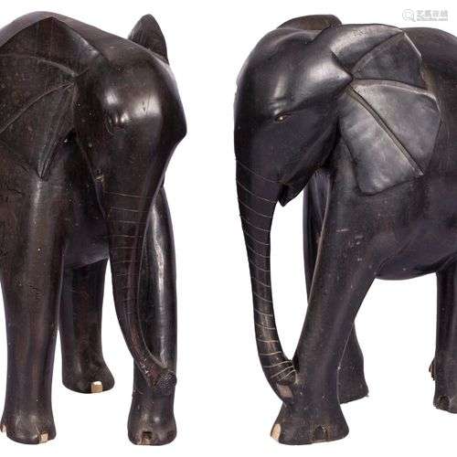 A set of (2) balck wooden sculptures of elephants, Afrika, m...