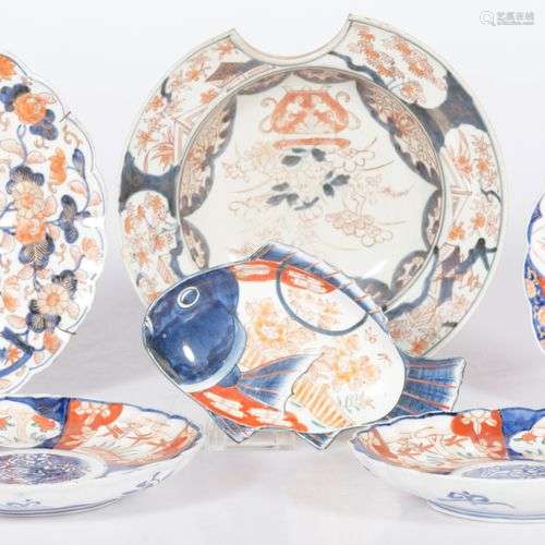 A lot of (6) porcelain items with Imari decor, Japan, 20th c...