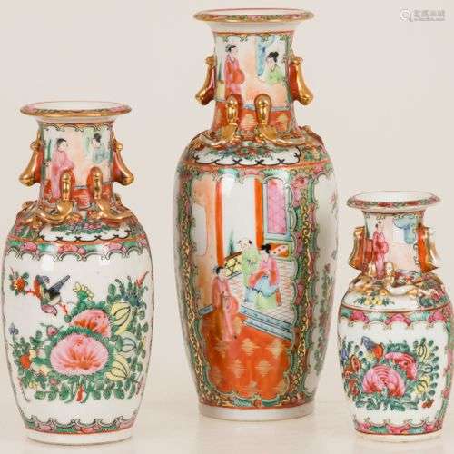 A lot with (3) porcelain vases with Canton decor, China, 20t...