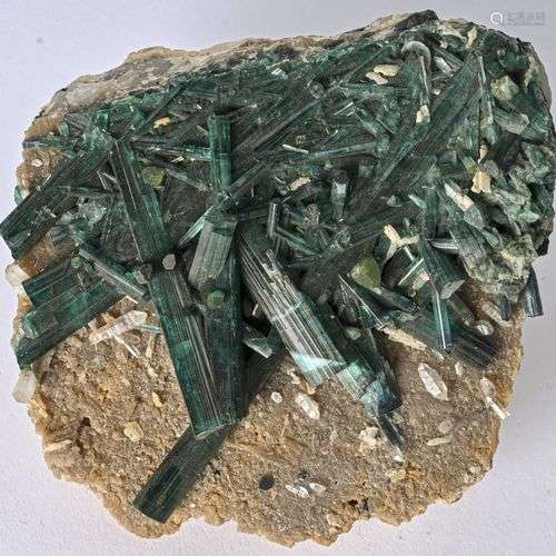 TOURMALINE VERTE PEDREINA MINAS GERAIS BRESIL (16cm)