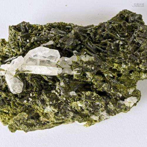 EPIDOTE ET QUARTZ BELLEDONNE (11cm)