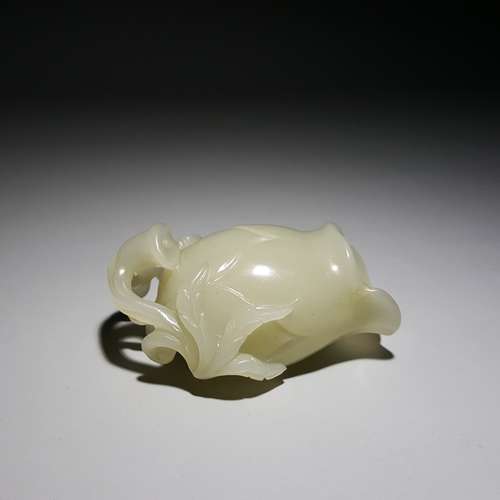 A Carved Hetian Jade Floral Tea Scroop