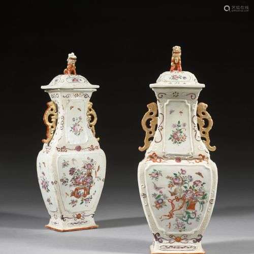 PAIRE DE VASES COUVERTS EN PORCELAINE FAMILLE ROSE, Chine, d...