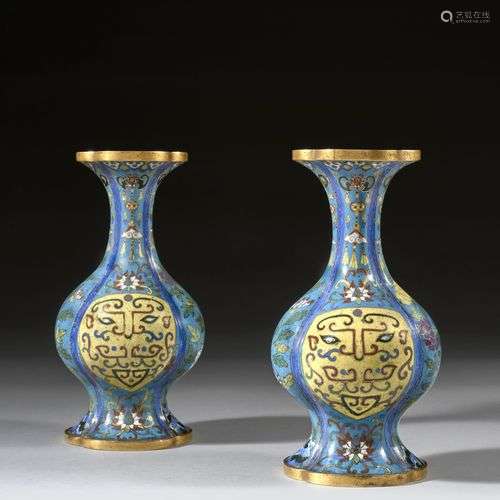 PAIRE DE VASES EN BRONZE DORÉ ET ÉMAUX CLOISONNÉS, Chine, dy...