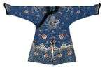 ROBE D'ENFANT EN SOIE BLEUE BRODÉE, Chine, dynastie Qing, dé...