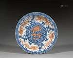 GRAND PLAT EN PORCELAINE BLEU BLANC ET ROUGE DE FER, Chine, ...