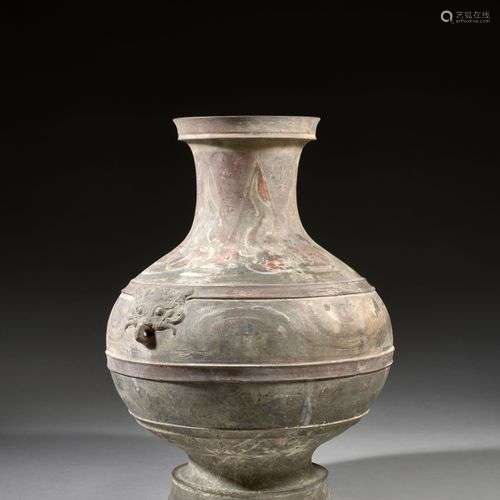 VASE HU EN TERRE CUITE GRISE, Chine, dynastie Han (206 av. J...